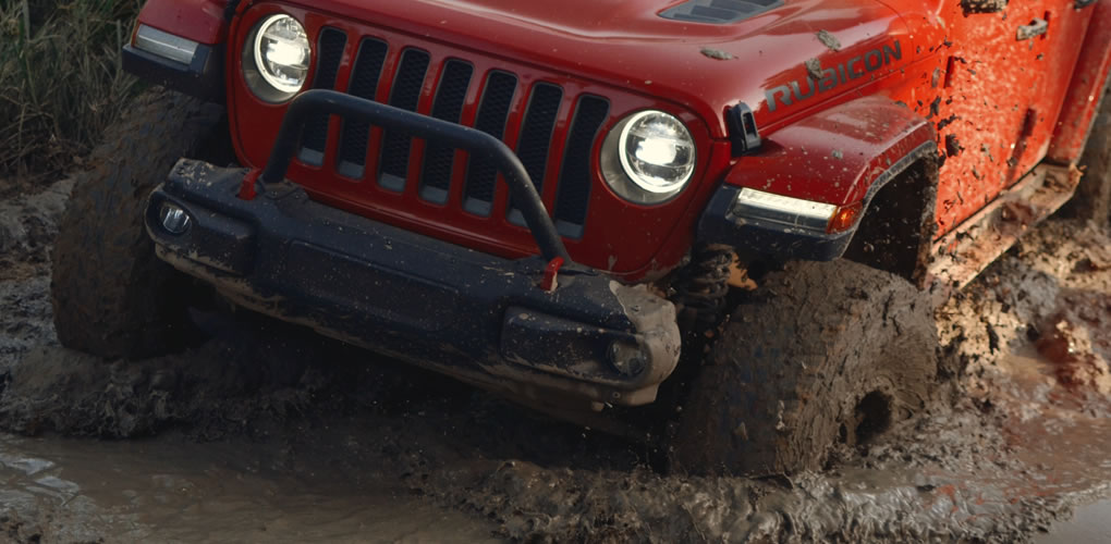 red jeep rubicon in mud